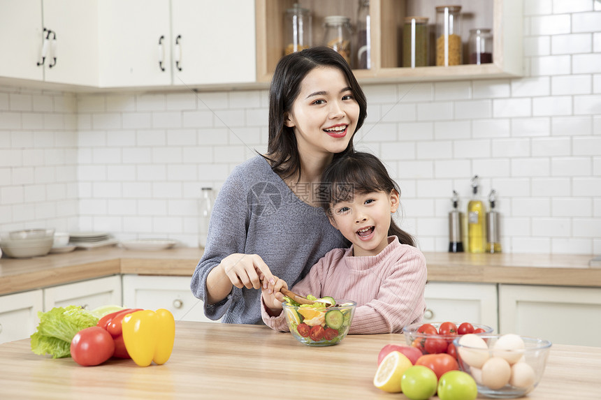 居家母女一起做沙拉图片