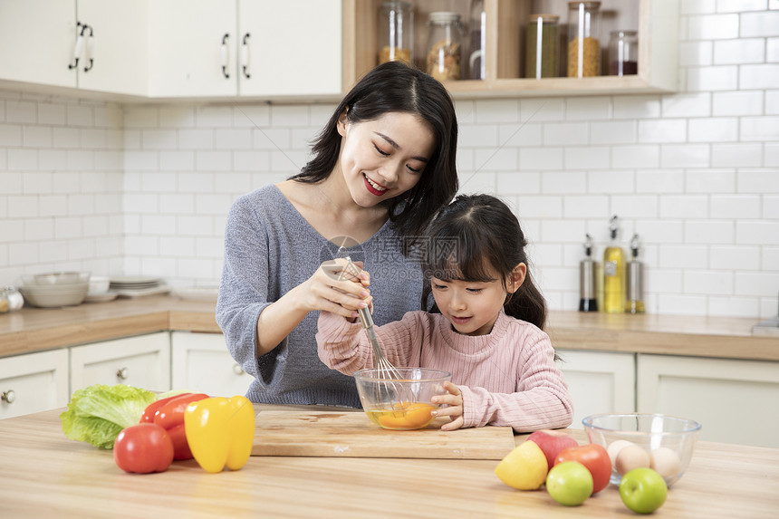 居家母女厨房打蛋液图片