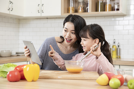 居家母女平板电脑学习做饭图片