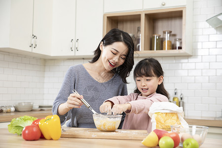 居家母女厨房一起做蛋糕图片