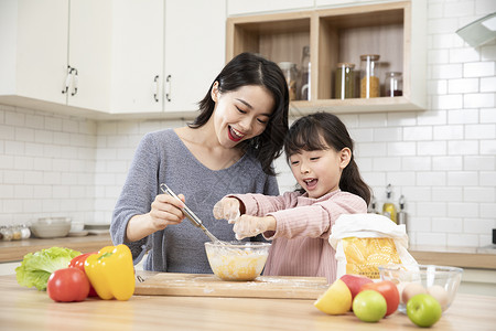 居家母女厨房一起做蛋糕图片