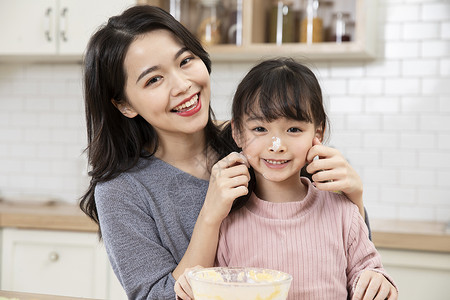 居家母女厨房做蛋糕玩耍高清图片