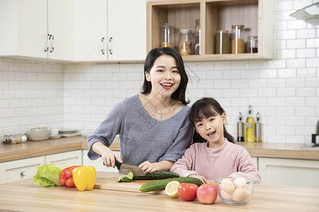 居家母女一起厨房做饭图片