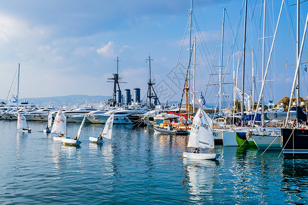 希腊雅典儿童帆船比赛背景图片