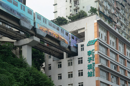 轻轨重庆重庆穿过楼房的轨道列车背景