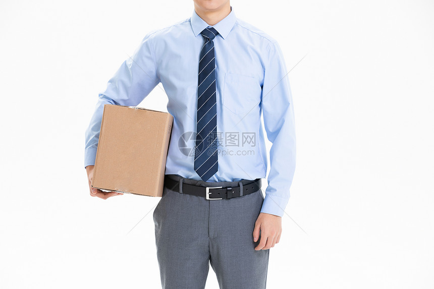 抱着打包箱的商务男性局部特写图片