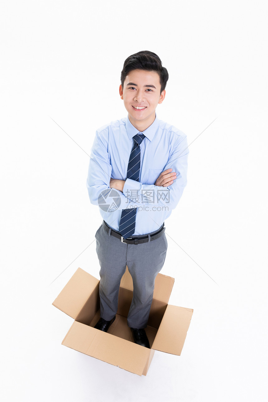 俯拍站在打包箱中的商务男性图片