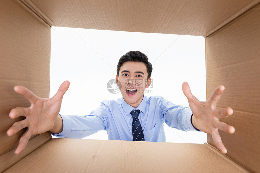 商务男性白领双手伸进打包箱图片