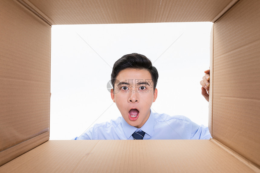 商务男性青年翻开纸盒箱图片