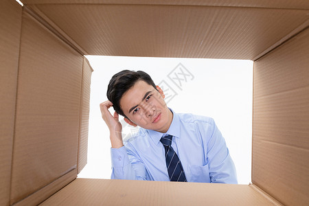 商务男性打开纸盒箱观察思考背景