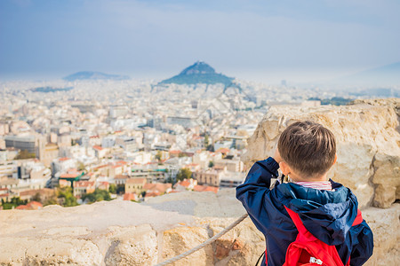 希腊雅典卫城儿童背影看远方高清图片