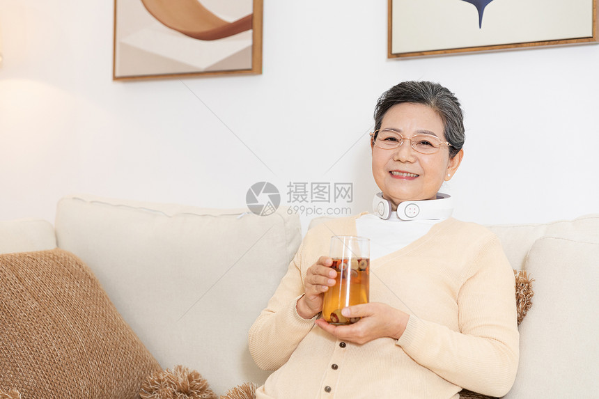 老奶奶坐沙发上喝茶颈部按摩图片