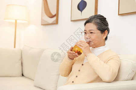 老奶奶坐沙发上喝养生茶图片