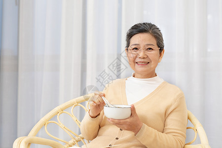 老奶奶居家生活喝汤背景图片