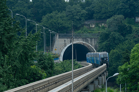 立体树山城重庆穿过山洞的单轨列车背景