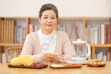 老奶奶居家煮银耳汤图片