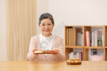 老奶奶居家养生手捧银耳汤食材背景图片