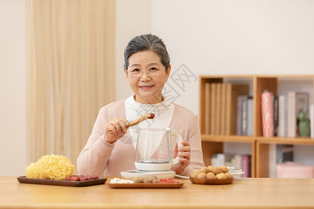 老奶奶居家养生煮银耳汤夹红枣图片
