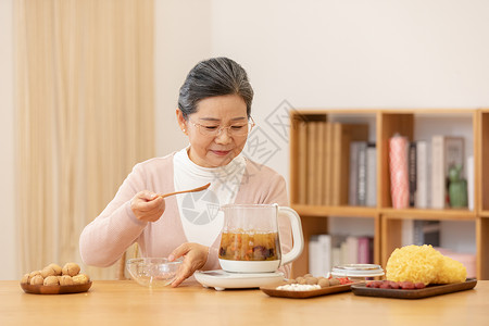 老奶奶居家养生煮银耳汤图片