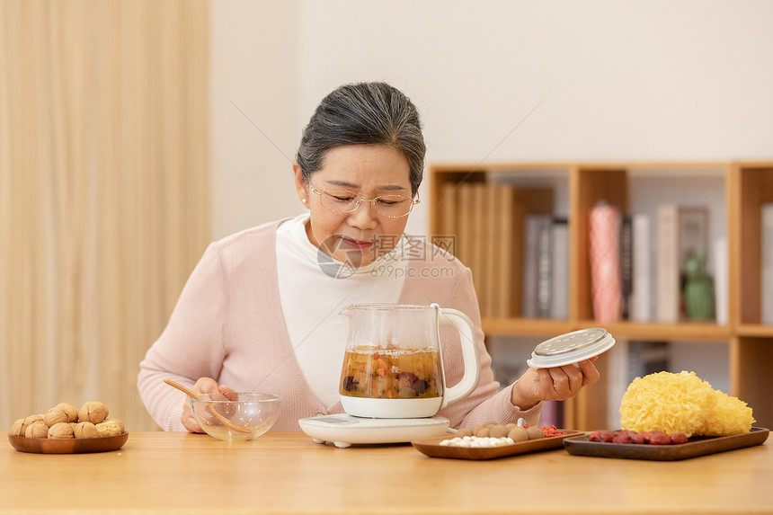 老奶奶居家养生煮银耳汤图片