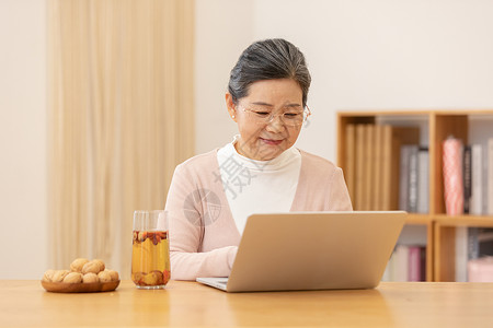 老奶奶喝养生茶看笔记本电脑图片