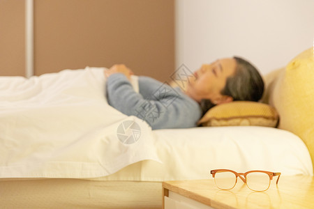 老年人摘眼镜睡午觉高清图片