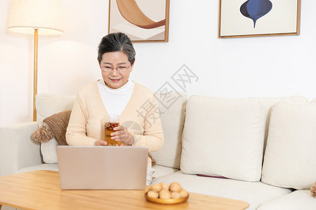 老奶奶喝养生茶视频聊天背景图片