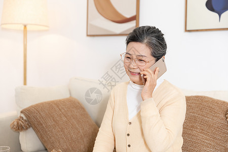 老奶奶打电话老年人晚年生活打电话背景