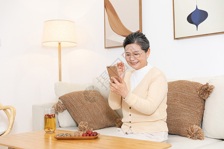 老奶奶喝养生茶用手机聊天背景