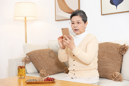 新闻电话素材老奶奶坐沙发上看新闻背景