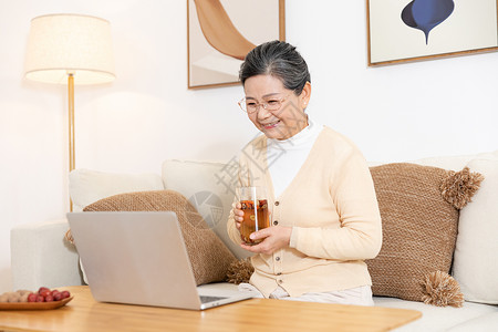 老年人喝养生茶视频聊天背景图片
