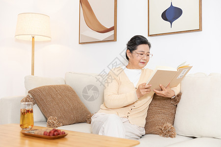 老年人居家生活看书喝茶图片
