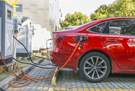 新能源红色汽车在充电站充电的新能源汽车背景