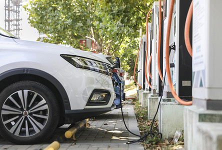 电动车轮胎在充电站充电的新能源汽车背景