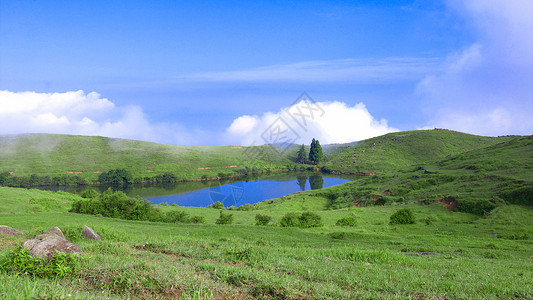 山顶的湖山顶碧水蓝天背景