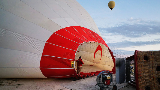 土耳其卡帕多奇亚热气球充气工作过程图片