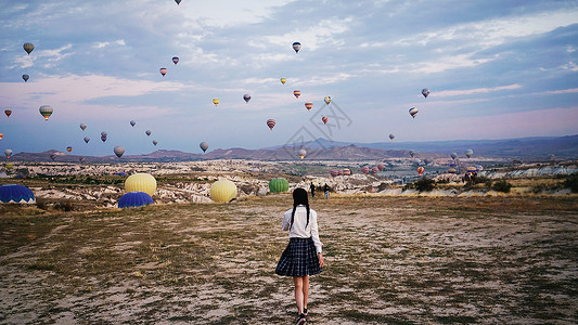 土耳其卡帕多奇亚热气球旅游的马尾女孩背景图片