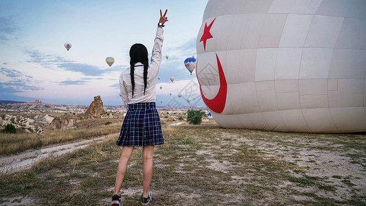 土耳其卡帕多奇亚热气球体验的马尾女孩背影高清图片