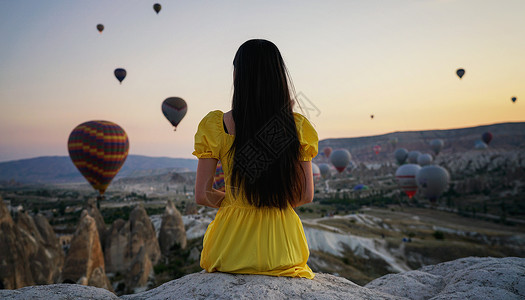 卡帕纳土耳其卡帕多奇亚少女遥望热气球背景