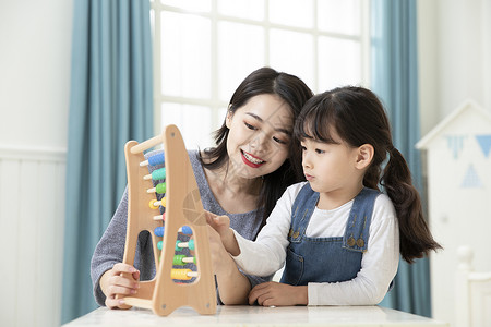 儿童数学教育妈妈带着女儿玩珠算盘背景