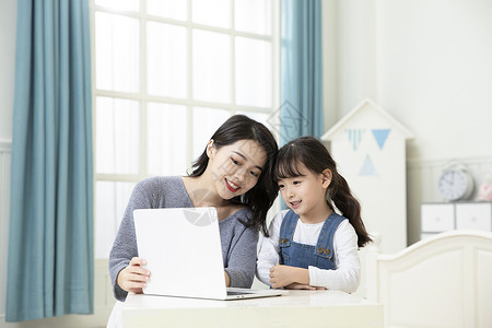 儿童上网母女在家笔记本电脑上网课背景