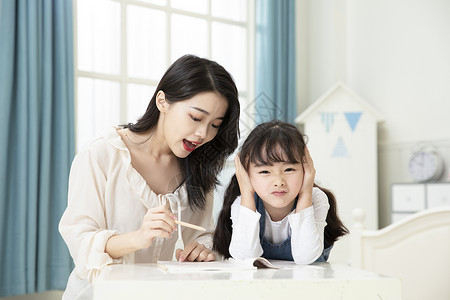 妈妈辅导不听话的女儿写作业中国人高清图片素材