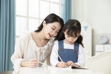 妈妈辅导女儿写作业中国人高清图片素材