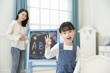 居家女性甜美ok手势形象家庭教师居家教小朋友英文ok手势背景