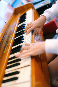钢琴手指素材复古风弹钢琴背景