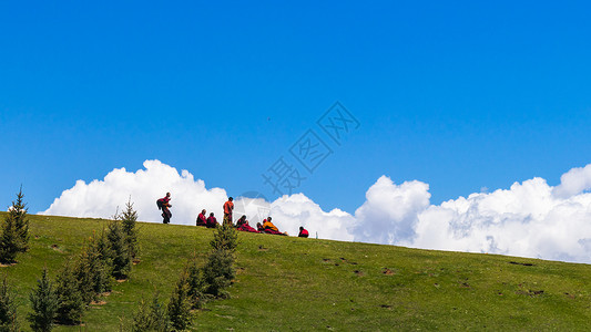 蓝天下辩经的藏族僧人高清图片