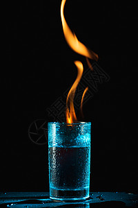 酒精着火着火的透明水杯创意摄影手机壁纸背景