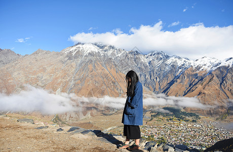 格鲁吉亚雪山前的少女高清图片