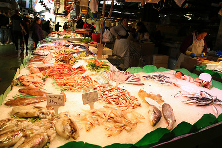 西班牙巴塞罗那传统市场海鲜摊位图片
