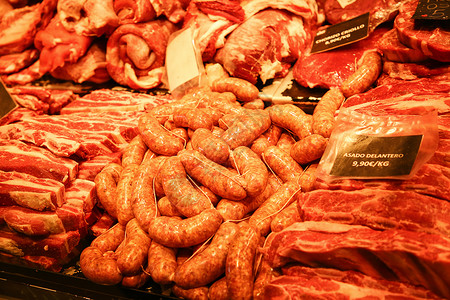 菜市场猪肉巴塞罗那传统市场上的火腿肠背景